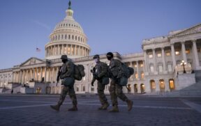 Tropas da Guarda Nacional reforçam a zona de segurança no Capitólio, em Washington, para a posse