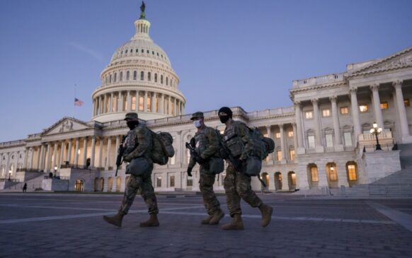 Tropas da Guarda Nacional reforçam a zona de segurança no Capitólio, em Washington, para a posse