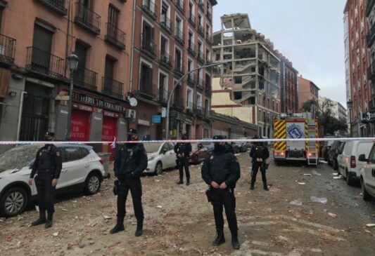 Explosão no centro de Madri derruba parte de prédio e deixa mortos e feridos; local foi interditado