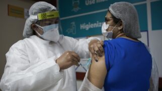 Manaus começou na terça-feira a vacinação contra a Covid-19, que é destinada para exclusivamente aos profissionais de saúde