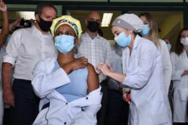 Helen Cristina de Camargo Seixas Pacheco, funcionária do Hospital Municipal Dr. José Soares Hungria, foi a primeira a ser vacinada