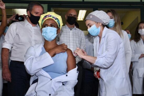 Helen Cristina de Camargo Seixas Pacheco, funcionária do Hospital Municipal Dr. José Soares Hungria, foi a primeira a ser vacinada
