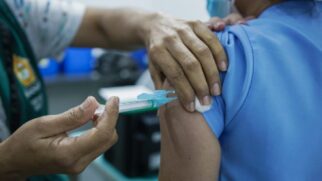 Vacinação em Manaus foi iniciada na última terça-feira (19); o estado do Amazonas recebeu 221 mil doses de vacina