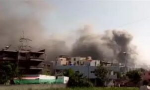 Ao menos cinco caminhões foram enviados para combater o fogo no prédio, de acordo com os bombeiros