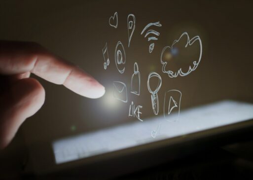 Entre as atividades oferecidas estão: arte digital, locução de rádio, marketing digital e criação de aplicativos para celular
