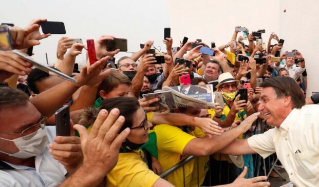 Jair Bolsonaro, sem m&aacute;scara, durante visita ao Mato Grosso em setembro