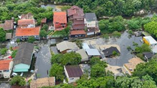 Avenida fica submersa em Florianópolis após chuvas e rompimento de lagoa, no bairro Lagoa da Conceição