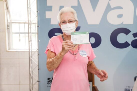 Zil&aacute; de Barros, de 81 anos, ap&oacute;s ser vacinada em S&atilde;o Caetano do Sul