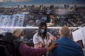 Israelenses recebem a sua segunda dose da vacina da Pfizer contra a Covid-19, em Tel Aviv, Israel; vacinação começou há 3 semanas