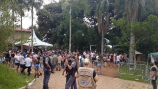 Além de agentes da Vigilância Sanitária, homens da Tropa de Choque estiveram no local