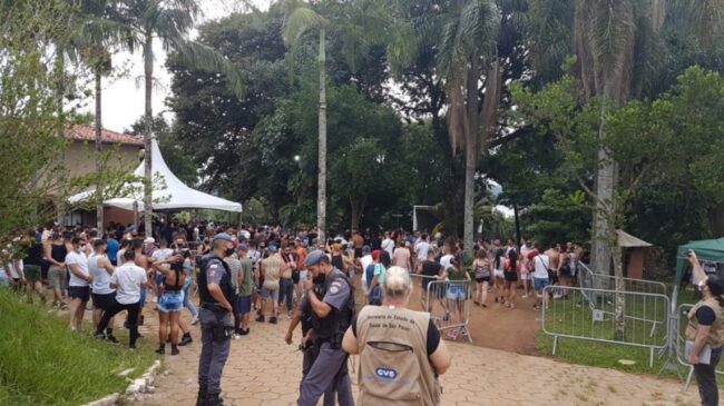 Além de agentes da Vigilância Sanitária, homens da Tropa de Choque estiveram no local
