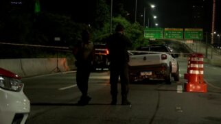 Duas faixas da pista expressa da Marginal Pinheiros ficaram interditadas durante a madrugada