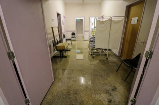 O prédio está passando por uma reforma completa, mas as chuvas que caíram nos últimos dias deixaram o local interditado