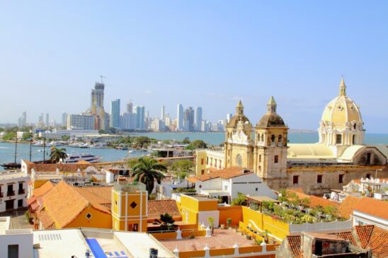 COLÔMBIA. O país exige um exame RT-PCR negativo dos turistas ao entrar - e um dos pontos mais conhecidos e deslumbrantes é Cartagena, que fica no litoral norte, no mar do Caribe. Ela reúne a exuberância das praias caribenhas com as construções históricas,