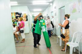 Sistema de sa&uacute;de de Manaus entrou em colapso no in&iacute;cio do ano passado por falta de oxig&ecirc;nio; familiares de pacientes compraram cilindros