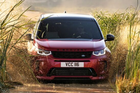 A Discovery Sport tem motor 2.0 turboflex de 250 cavalos