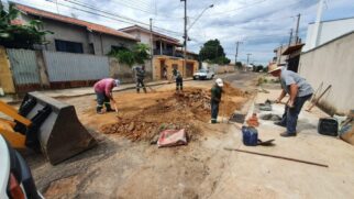 Na última segunda-feira, os trabalhos foram realizados na rua Santíssima Trindade, no bairro São Pedro