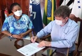 Prefeito Vlamir Sandei assinou o decreto no dia 22 de janeiro, acompanhado pela Secretária de Educação, Nilza Bernardo