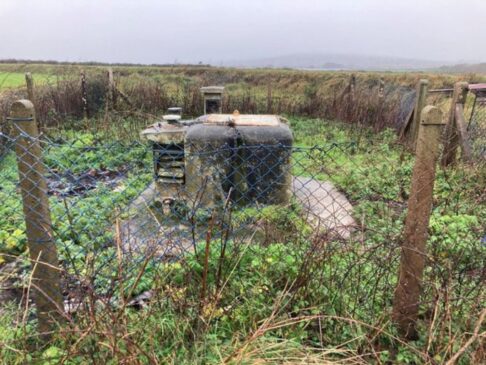 Sem uso há 30 anos, bunker fica a quatro metros de profundidade e contém um banheiro e beliches de metal