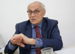 Procedimento ocorreu sem intercorrências e Suplicy vai se restabelecer do pós-operatório em casa