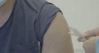 No Brasil, segundo a Anvisa, 7.560 brasileiros participam dos testes da vacina
