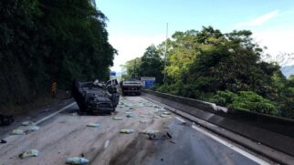 De acordo com a polícia, a carreta perdeu o freio e colidiu com um carro