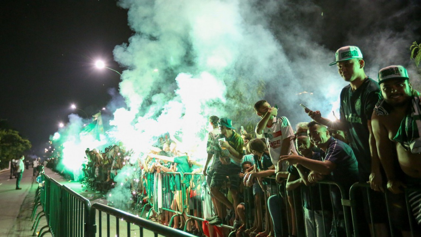 Os muros da sede social do Palmeiras foram pichados no fim da noite deste domingo por torcedores do Alviverde