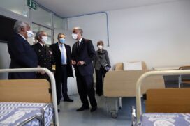 O presidente de Portugal, Marcelo Rebelo de Sousa (2º/d) visitou a enfermaria para Covid-19 do Hospital Militar de Lisboa