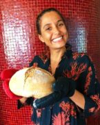 A atriz Camila Pitanga se arriscou na cozinha durante essa quarentena e aprendeu a fazer p&atilde;o