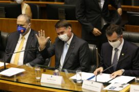 O presidente Jair Bolsonaro ao lado de Rodrigo Pacheco e Augusto Aras, no Congresso Nacional