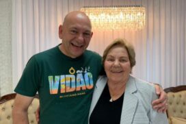 O empresário Luciano Hang ao lado da mãe, Regina Modesti Hang
