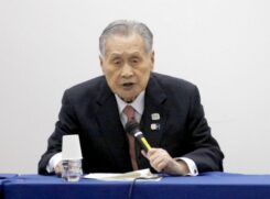 Presidente do Comitê de Tóquio, Yoshiro Mori, disse que mulheres "têm dificuldades" em ser concisas e "têm o espírito de competição".