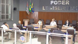 Para evitar aglomeração, a Sessão contou apenas com a presença dos vereadores, assessores, funcionários essenciais para a realização da reunião e representantes da imprensa local