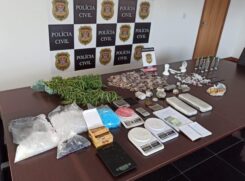 Foram apreendidas porções de crack, cocaína, maconha, lança-perfume e pés de maconha com o suspeito em Sorocaba