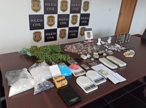 Foram apreendidas porções de crack, cocaína, maconha, lança-perfume e pés de maconha com o suspeito em Sorocaba