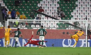 O francês Gignac, de pênalti, marcou o único gol do jogo em Doha.