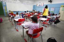 O retorno obrigatório acontece nesta segunda, mas a distância de 1 metro entre os alunos só será exigida até 3 de novembro