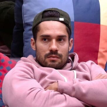 "Eu era muito feliz, agora eu tô triste". Arcrebiano durante conversa com Karol Concá sobre sua participação no BBB21..