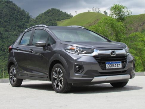 Na frente, o WR-V EXL ostenta uma grade com área cromada mais estreita, com barras longitudinais e acabamentos em black piano, que valoriza o logotipo da Honda ao centro