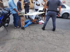 Moradores improvisam para ajudar motociclista em Jundiaí