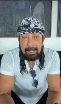 "Hoje e? um dia que na?o me sinto feliz!" Cantor e compositor, Bell Marques ao lamentar o cancelamento do Carnaval 2021.