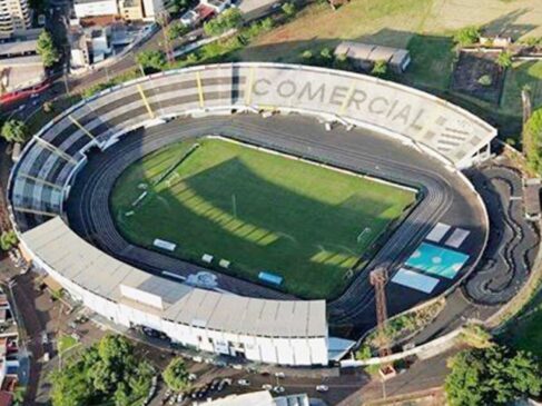 Entre os lotes há um estádio de futebol, em Ribeirão Preto, pertencente ao Comercial Futebol Clube