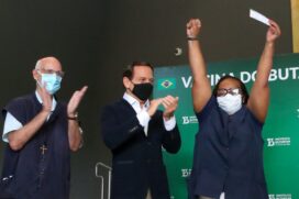 Enfermeira M&ocirc;nica Calazans recebeu 2&ordf; dose da vacina em 12 de fevereiro; ela foi, oficialmente, a 1&ordf; pessoa a ser vacinada contra a Covid-19 no Brasil