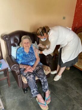 A Secretaria de Saúde iniciou na última segunda-feira, 8, a vacinação contra o novo coronavírus nos idosos com mais de 90 anos