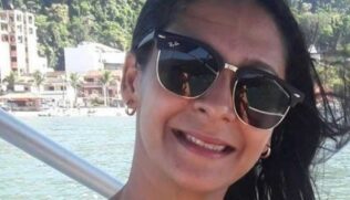 Uma mulher de 37 anos que se recuperava de um Acidente Vascular Cerebral (AVC) e que não conseguia mover o lado esquerdo do corpo foi morta com golpes de faca dentro da sua casa.