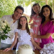 O cantor Daniel junto com a esposa e a duas filhas