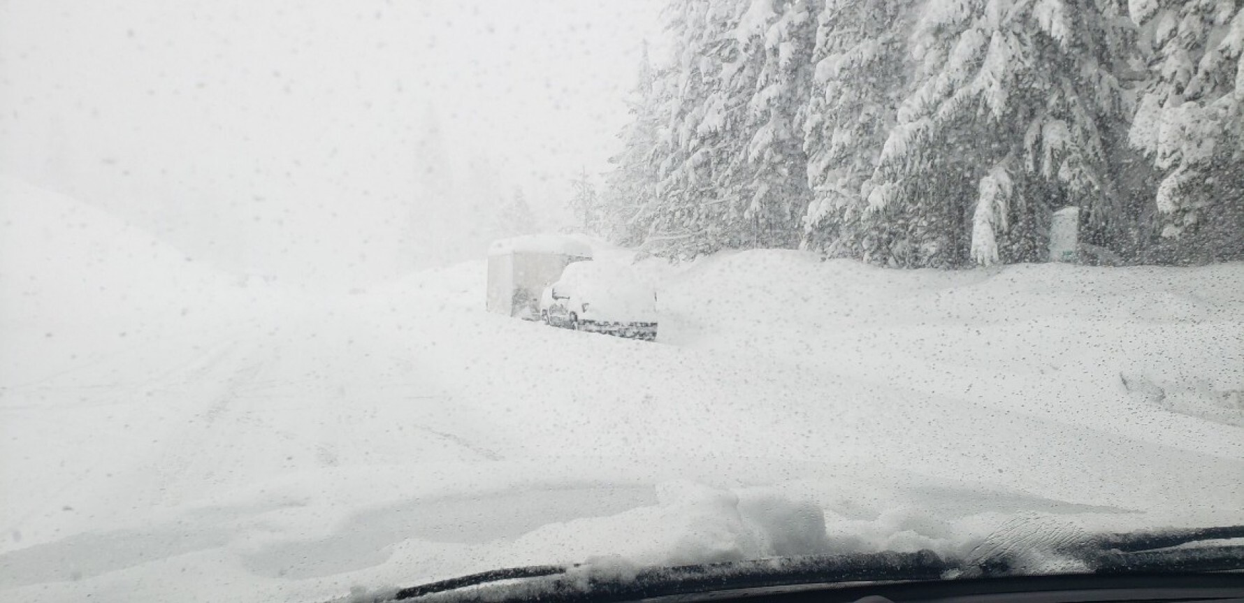 Nevasca fecha estradas no Oregon, nos Estados Unidos; país registra a pior onda de frio em mais de um século