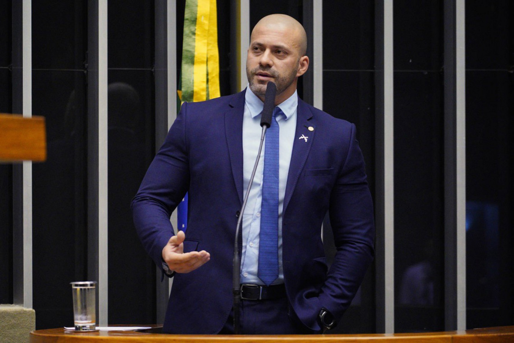 Daniel Silveira foi condenado a 8 anos e 9 meses de prisão por crime de ameaça ao Estado Democrático de Direito