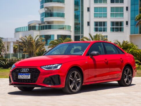 A linha 2021 do A4 está disponível a partir de R$ 229.990 na versão de entrada Prestige, R$ 259.990 na intermediária Prestige Plus e R$ 304.990 na "top" Performance Black