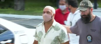 Cantor Belo chegando a delegacia no Rio após ter prisão decretada